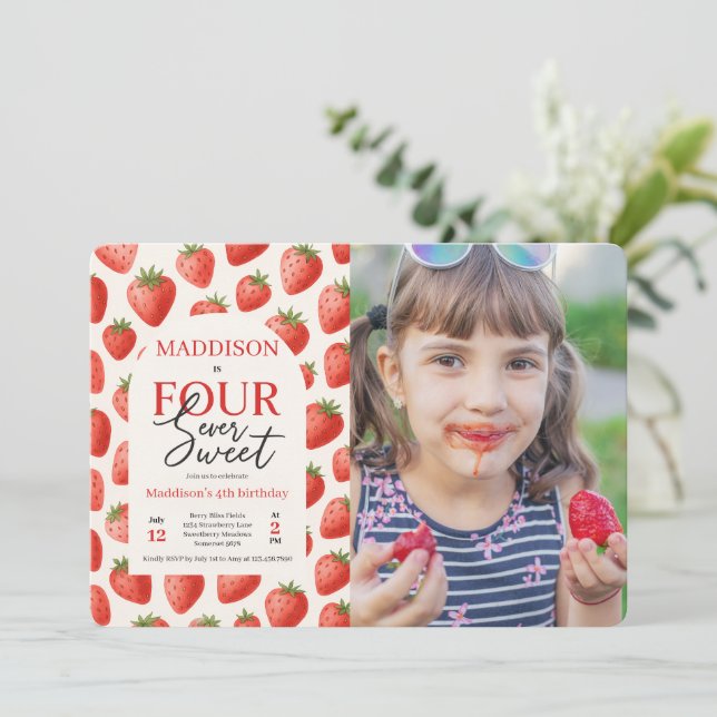 Invitación Fresa Cuatro veces dulce foto de cumpleaños (Anverso de pie)