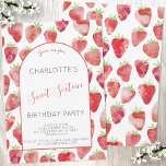 Invitación Fresa dulce Dieciséis cumpleaños<br><div class="desc">Curva dulce dulce de fresa de color dulce de 16 años de chica. La parte posterior presenta un patrón de fresa que se corresponde con el de una ayuda adicional de la dulzura. Personalizar el texto para que se adapte a tu celebración. Arte original de Nic Squirrell</div>