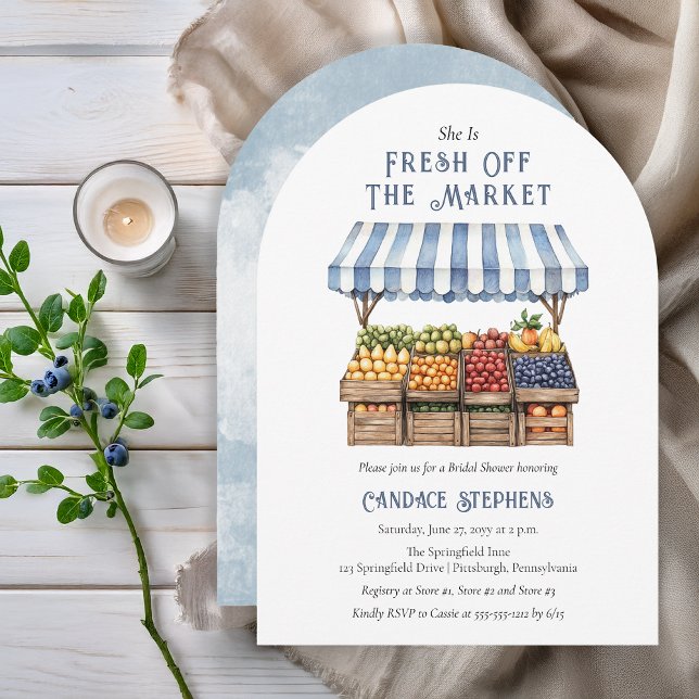 Invitación Fresco De La Granja De Mercado Stand Bridal Shower ("She Is Fresh Off The Market" Farm Stand with Blue White Striped Awning Bridal Shower Invitation)