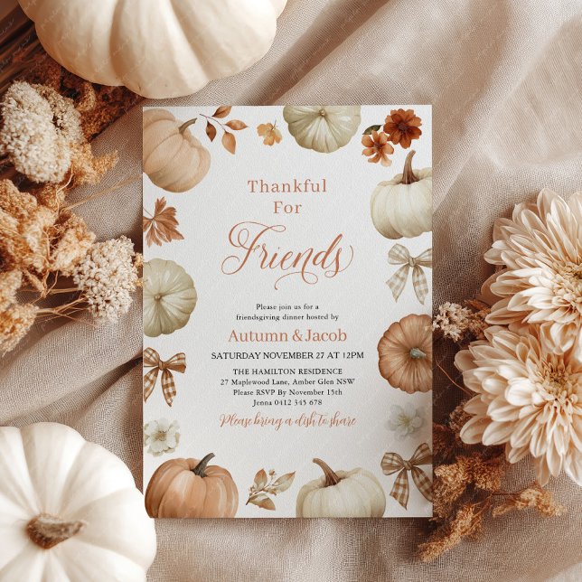 Invitación Friendsgiving Thanksgiving Dinner Pumpkin Bows (Thankful for friends. Thanksgiving invitation with rustic pumpkins and bows)