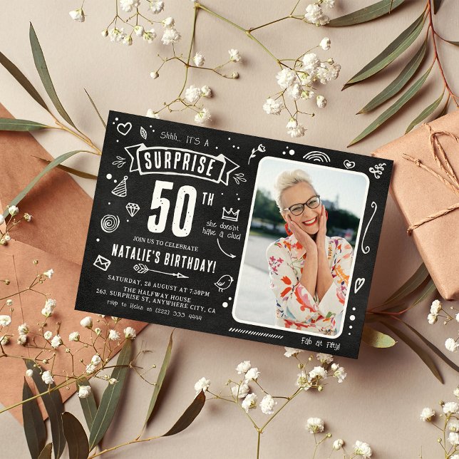 Invitación Fun Chalkboard Doodle Foto Sorpresa 50 cumpleaños (Subido por el creador)