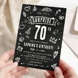 Invitación Fun Chalkboard Doodle Surprise 70th Birthday<br><div class="desc">Wow a tus amigos y familia con este único y divertido doodle de pizarra 'Shhh... es una sorpresa'. Invitación de cumpleaños número 70. El marco rústico de la pizarra y los bonitos ilustraciones de tiza hechos a mano hacen que sea perfecto para cualquier sorpresa de cumpleaños. Personalizar fácil con los...</div>
