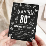 Invitación Fun Chalkboard Doodle Surprise 80th Birthday<br><div class="desc">Divertido doodle moderno de pizarra 'Shhh...  ¡es una sorpresa' ¡Invitación a la fiesta de cumpleaños número 80! Simplemente personalizar la plantilla con sus propios detalles de eventos.</div>