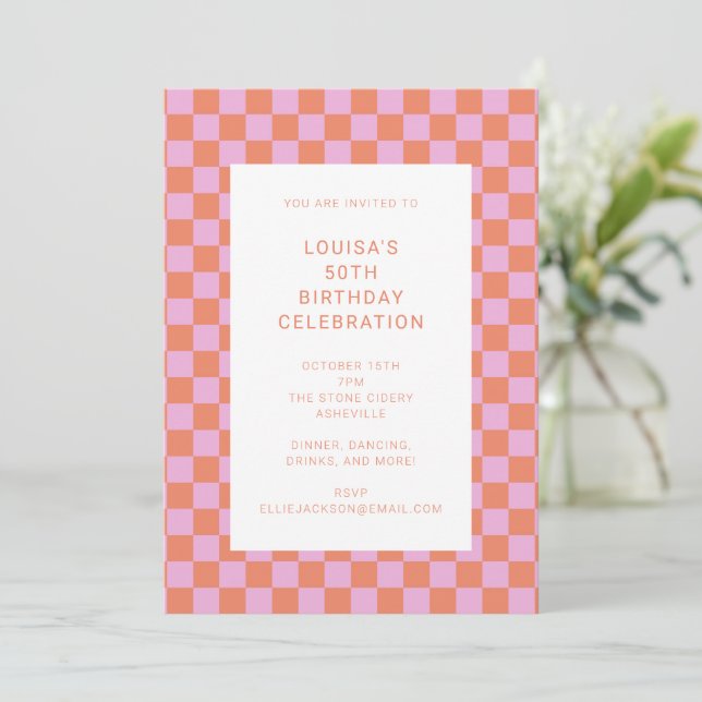 Invitación Fun Checkerboard Naranja rosa Geométrico Cumpleaño (Anverso de pie)
