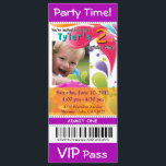 Invitación Fun Kids VIP Evento Ticket Foto Fiesta violeta<br><div class="desc">Esta alegre y colorida invitación a la fiesta de cumpleaños "Divertidos niños VIP" estilo cartón de Ocasiones Especiales es completamente personalizable para que puedas insertar tu propio texto y foto. El billete fiesta "Divertido Niños VIP" es un diseño original de Cheryl Daniels © 2011 y coincide con el pegatina del...</div>