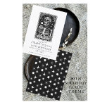 Invitación Funny 30 cumpleaños Gothic Tarot Black<br><div class="desc">Una invitación de 30 años al estilo de una carta tarot,  con esqueleto,  quequito de cumpleaños y velas. Un divertido y atrevido ambiente gótico oculto.</div>