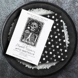 Invitación Funny 40 cumpleaños Gothic Tarot Black<br><div class="desc">Una invitación de 40 años al estilo de una carta de tarot,  con esqueleto y quequitos de cumpleaños y velas,  con la frase de atrapar: cuarenta y divertida para siempre,  un cuento tarot de tarta,  caos y siempre. Un divertido y atrevido ambiente gótico oculto.</div>
