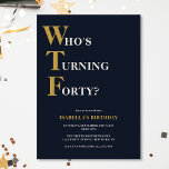 Invitación Funny 40 cumpleaños WTF humorístico<br><div class="desc">¡Celebra tu 40 cumpleaños con estilo y humor! En un fondo azul marino, la tipografía de oro y blanco en la parte superior dice "¿Quién cumple los cuarenta?" con el WTF más grande y en oro. Debajo, puedes personalizar la tipografía blanca y dorada con tus propios detalles. Único, descarado y...</div>