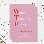 Invitación Funny 50 cumpleaños WTF humorístico<br><div class="desc">¡Celebra tu cumpleaños número 50 con estilo y humor! En un atrevido fondo rosa, la tipografía roja y blanca de la parte superior dice "¿Quién cumple los 50?" con el WTF más grande y de rojo. Debajo, puedes personalizar la tipografía blanca y roja con tus propios detalles. Único, descarado y...</div>