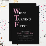 Invitación Funny 50 cumpleaños WTF negro y rosa cómico<br><div class="desc">¡Celebra tu cumpleaños número 50 con estilo y humor! En un fondo negro, la tipografía rosa claro y blanco en la parte superior dice "¿Quién cumple los 50?" con el WTF más grande y de color rosa. Debajo, puedes personalizar la tipografía blanca y rosa con tus propios detalles. Único, descarado...</div>