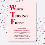 Invitación Funny 50 cumpleaños WTF rosa humorístico<br><div class="desc">¡Celebra tu cumpleaños número 50 con estilo y humor! En un fondo rosa claro, la tipografía roja audaz y violeta profunda en la parte superior dice "¿Quién cumple los 50?" con el WTF más grande y de color rojo. Debajo, puedes personalizar la tipografía con tus propios detalles. Único, descarado y...</div>