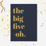Invitación Funny Big Five-Oh Birthday Navy Blue Gold<br><div class="desc">¡Celebra tu cumpleaños número 50 con estilo y humor! En un fondo azul marino, la gran tipografía de oro en el frente dice "El gran cinco-oh", pero esto puede cambiarse a cualquier otra era hito de Oh! En la parte posterior, en una combinación de tipografía de oro y blanco, puede...</div>