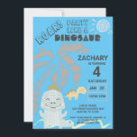 Invitación Funny Dinosaur Roar Kids Birday Fiesta<br><div class="desc">Tu pequeño querrá fiesta como un dinosaurio en su fiesta de cumpleaños. Invite a amigos y familiares con esta encantadora invitación que incluye lindos dinosaurios con un fondo azul festivo. Una palmera y un sol decoran esta invitación para una fiesta infantil donde puedes personalizar la información con el nombre de...</div>