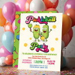 Invitación Funny Fiesta Retro Pickleball<br><div class="desc">Invitaciones a la fiesta de cumpleaños de las pelotas de pollo. Cuenta con dos pepinillos de eneldo vestidos para las canchas con paraguas y raquetas de paleta, rodeados de bolas de encurtido con hippie vibes de tipo retro. ¡Genial para cualquier edad o género! También es perfecto para divertirse con los...</div>