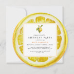 Invitación Funny Lemon Slice | Nacimiento de cítricos amarill<br><div class="desc">Invitaciones para fiestas de cumpleaños redondas diseñadas para parecerse a una rebanada de limón. Silencioso,  llamativas invitaciones ideales para fiestas de verano,  fiestas de cócteles o cualquier cumpleaños con un tema de limón/cítricos. (El texto es totalmente editable)</div>