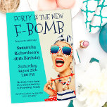 Invitación Funny Retro 40 años de bomba de F<br><div class="desc">Una invitación única a la fiesta de cumpleaños número 40 para las damas, este diseño presenta a una mujer escandalosamente elegante con gafas de sol a rayas y turbante de pelo con una bolsa de puntito de polka y toalla rayada. El humor se lleva a cabo con el título en...</div>