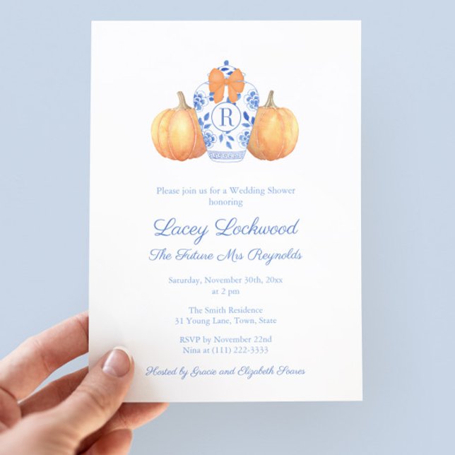 Invitación Futuro de calabaza Monograma Sra. Bridal Shower (Preppy Bridal Shower Invite with watercolor ginger jar with monogram and orange bow and pumpkins)