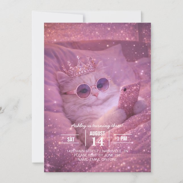 Invitación Gata Princesa Mimada Mensajeando en la Cama (Anverso)