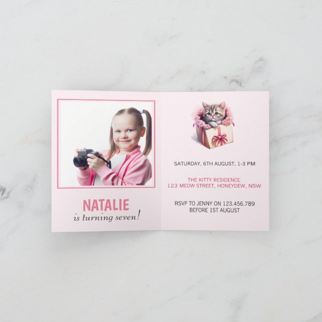 Invitación Gatito Adorable en una caja foto de regalo de cump (Interior)