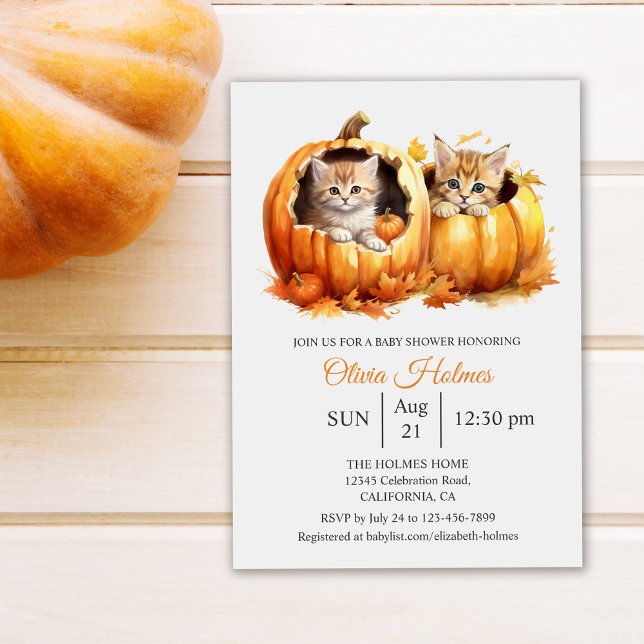 Invitación Gatito de Halloween lindo en Baby Shower de calaba (Cute Kitten Baby Shower Invitation on white table next to a pumpkin)