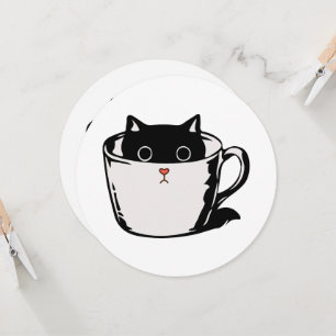 Invitación Gatito negro con nariz roja escondido en una taza