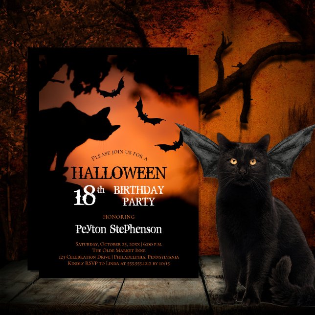Invitación Gato espeluznante | Fiesta de cumpleaños 18 de Bat (Spooky black cat and bats against an orange sky Halloween 18th Birthday Party Invitation)