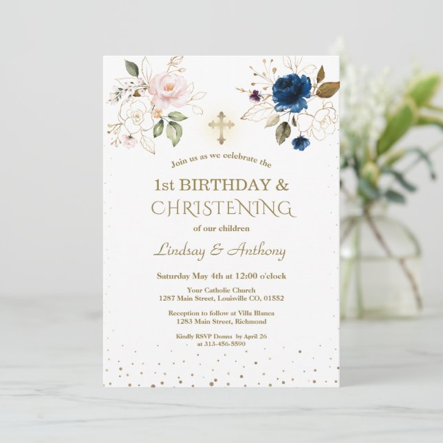 Invitación Gemelos florales rosados primer cumpleaños y crist (Anverso de pie)