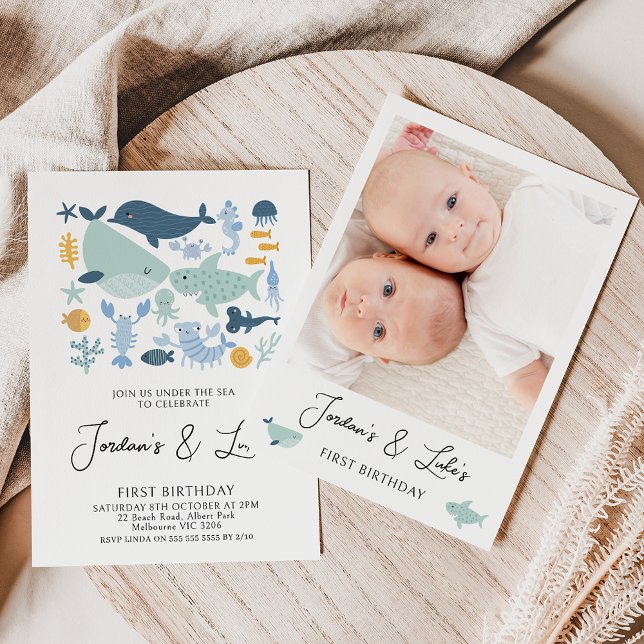 Invitación Gemelos modernos foto criaturas del mar (Modern twin boy's sea creatures or onder the sea first birthday invitation with a photo on the back.)