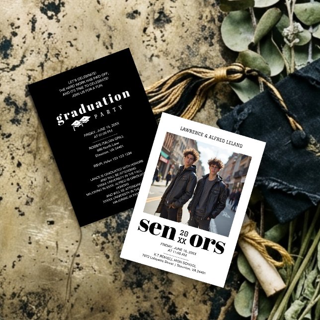 Invitación Gemelos Modernos Negrita Sibling Seniors Graduació (Modern Bold Twins Sibling Senior Graduation Invitation.)