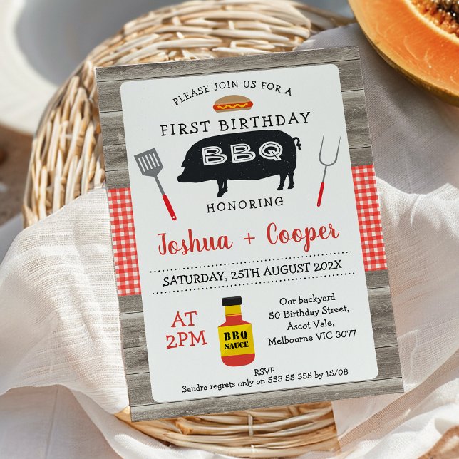 Invitación Gemelos rojos de madera trabajada Gemelos negros B (Red Gingham Black Pig BBQ 1st Birthday Invitation Twins, Joint Twins BBQ Birthday Invitation, Wood)