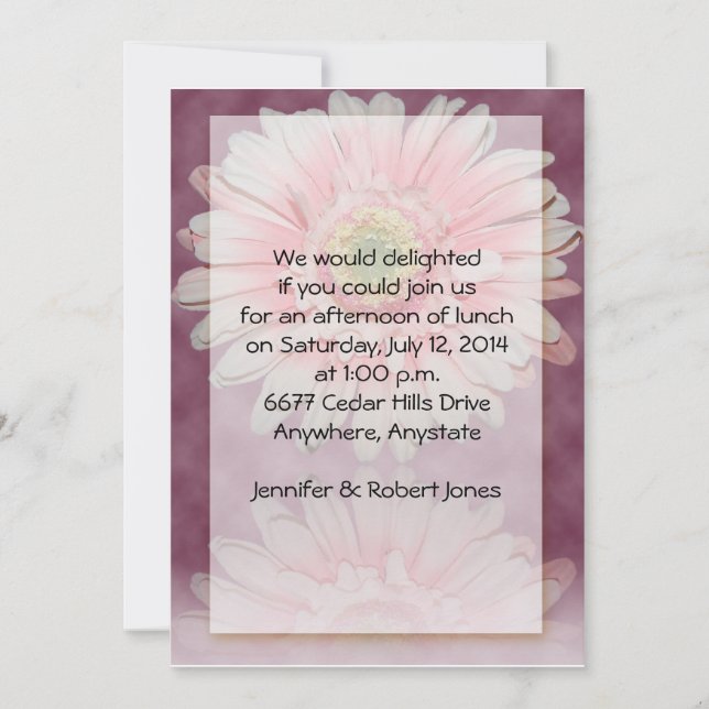 Invitación Gerber Daisy en rosa sobre fondo burganeso (Anverso)