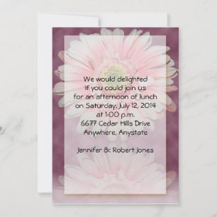 Invitación Gerber Daisy en rosa sobre fondo burganeso