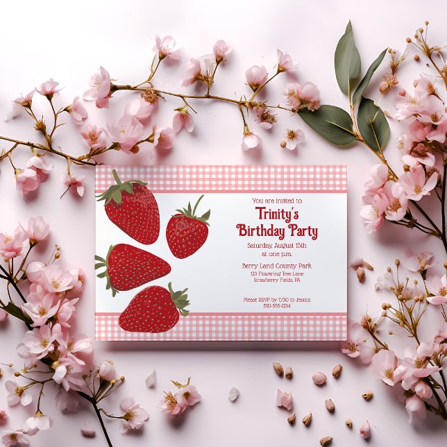 Invitación Gingham rosa y fresas rojas (Subido por el creador)
