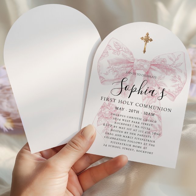 Invitación Girl's First Communion Pink Toile Bow Cross Arch (Subido por el creador)