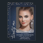 Invitación Glam Denim Diamonds Blue White 21st Birthday Photo<br><div class="desc">Una invitación de 21 años para chicas de color azul y blanco, denim y diamantes (¡estos son efectos digitales, no piedras reales ni Relieve metalizado!), una invitación de 21 años que es simple, moderna, elegante y moda, con una difusión de diamantes de imitación, la palabra veintiún cubierta de diamantes de...</div>