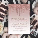 Invitación Glam Rosa Gold 70th Birthday Party<br><div class="desc">Esta moderna invitación para cumplir 70 años tiene un brillante rosa de purpurina de imitación dorada con borde de goteo y un fondo sombrío. Las palabras "70th Birthday" y el nombre del invitado de honor aparecen en un oscuro guión informal de escritura a mano, con el resto del texto del...</div>