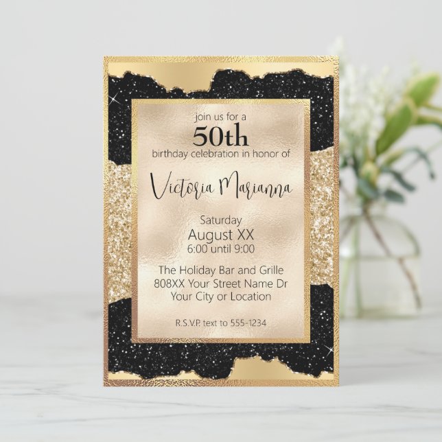 Invitación Glamoroso negro y Purpurina de oro 50 cumpleaños (Anverso de pie)