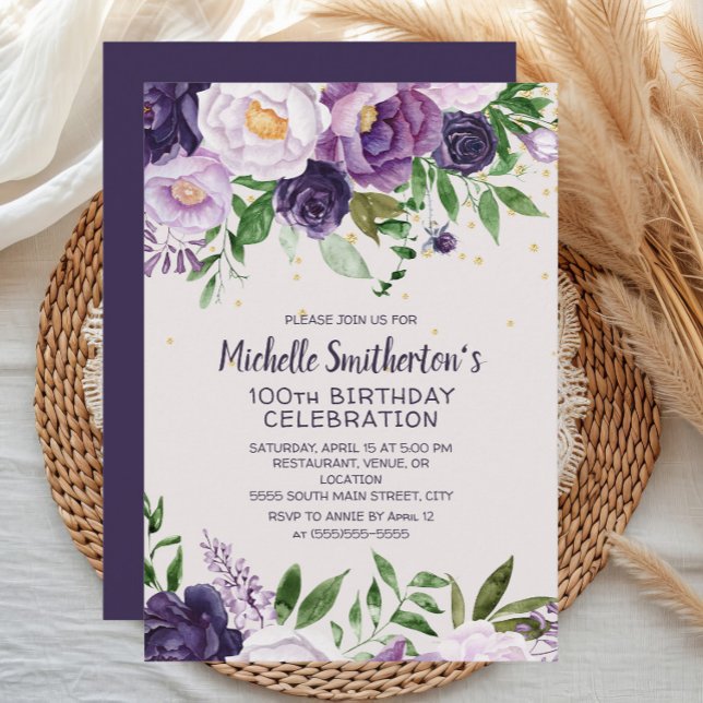 Invitación Glitter Floral Púrpura Cumpleaños 100 (Purple watercolor floral women's 100th birthday party invitation)