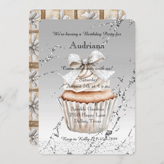 Invitación Glitzy Silver White Cupcake Bow Birthday (Anverso / Reverso)