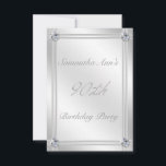 Invitación Glitzy Silver y Diamantes parecen cumpleaños 90<br><div class="desc">Esta elegante y lujosa invitación para una fiesta de cumpleaños número 90 tiene un delicado fondo a la sombra en colores gris plateado metálico con estrechas bandas horizontales y verticales en los mismos colores. Las imágenes de diamante esparcen las esquinas y el texto: 90 en un tipo decorativo adorna el...</div>