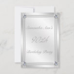 Invitación Glitzy Silver y Diamantes parecen cumpleaños 90<br><div class="desc">Esta elegante y lujosa invitación para una fiesta de cumpleaños número 90 tiene un delicado fondo a la sombra en colores gris plateado metálico con estrechas bandas horizontales y verticales en los mismos colores. Las imágenes de diamante esparcen las esquinas y el texto: 90 en un tipo decorativo adorna el...</div>