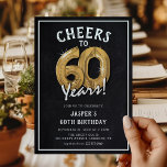 Invitación Globos de oro rusticos de Chalkboard 60 cumpleaños<br><div class="desc">¡Celebrando haber cumplido 60! Estas invitaciones a la fiesta de cumpleaños número 60 están diseñadas con el título '¡Saludos a 60 años!'. Con un fondo rústico de pizarra,  sesenta globos de helio dorados,  una tipografía blanca de moda y una sencilla plantilla de cumpleaños que es fácil de personalizar.</div>