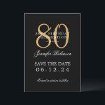 Invitación Gold Black 80th Birthday Save the Date con detalle<br><div class="desc">Elegante diseño "80th Birthday Party" con un guión de tipografía formal,  nombre personalizado y texto de detalles. Fácil de usar y fácil de personalizar. ¡No te quedes sin el tuyo!</div>