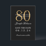 Invitación Gold Black 80th Birthday Save the Date con detalle<br><div class="desc">Elegante diseño "80th Birthday Party" con un guión de tipografía formal,  nombre personalizado y texto de detalles. Fácil de usar y fácil de personalizar. ¡No te quedes sin el tuyo!</div>