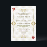 Invitación Gold Gatsby Casino Royale Vegas Poker Boda<br><div class="desc">Único Casino Royale y diseño de tarjetas temáticas Great Gatsby. Presenta un estilo Art Deco vintage, un viejo marco de Hollywood Roaring de los años 20 con un falso oro Fleur-de-lis, corazones rojos, Q y K en dos esquinas (simulando cartas de juego), sobre fondo dorado blanco Art Deco. Se utiliza...</div>