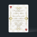Invitación Gold Gatsby Casino Royale Vegas Poker Boda<br><div class="desc">Único Casino Royale y diseño de tarjetas temáticas Great Gatsby. Presenta un estilo Art Deco vintage, un viejo marco de Hollywood Roaring de los años 20 con un falso oro Fleur-de-lis, corazones rojos, Q y K en dos esquinas (simulando cartas de juego), sobre fondo dorado blanco Art Deco. Se utiliza...</div>