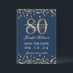Invitación Gold Navy Blue 80th Birthday Save the Date Details<br><div class="desc">Elegante diseño de la "fiesta de cumpleaños número 70" con falsos confeti purpurinas y texto de detalles. Fácil de usar y fácil de personalizar. ¡No te quedes sin el tuyo!</div>