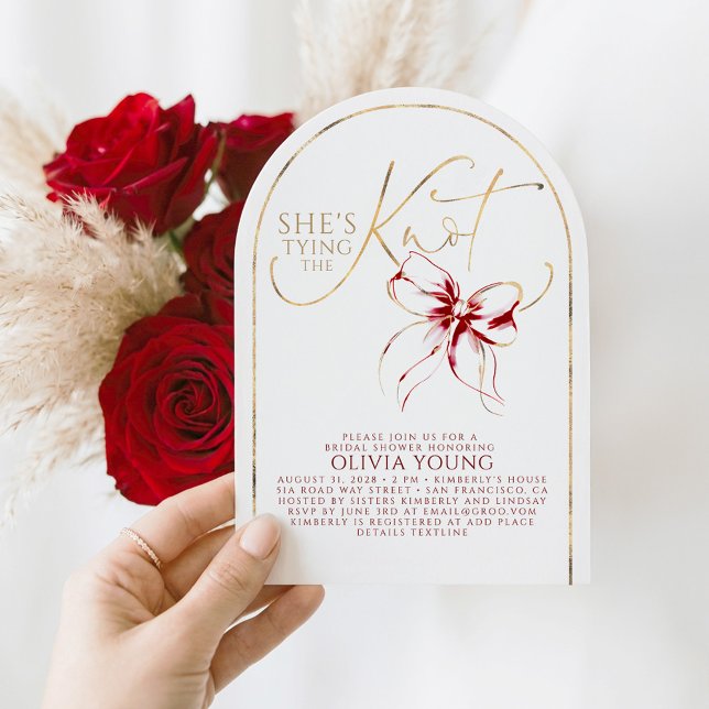 Invitación Gold Red Bow She's Tying The Knot Bridal Shower (Elegant Script Romantic Red Bow Bridal Shower Invitations)
