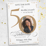 Invitación Gold Surprise 50th Birthday Save The Date<br><div class="desc">Gold Surprise 50th Birthday, Guardar La Invitación De Fecha. Invitación especial de celebración de cumpleaños elegantemente diseñada, que incluye una foto personalizado de la persona de cumpleaños y caligrafía de escritura con elementos florecientes de época. Lo suficientemente sencillo para adaptarse a una variedad de temas y colores. ¿Necesitas ayuda? ¡Simplemente...</div>