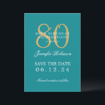 Invitación Gold Turquoise 80th Birthday Save the Date Details<br><div class="desc">Elegante diseño "80th Birthday Party" con un guión de tipografía formal,  nombre personalizado y texto de detalles. Fácil de usar y fácil de personalizar. ¡No te quedes sin el tuyo!</div>